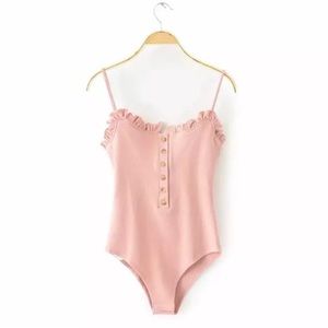 ✨NWOT✨ Ribbed bodysuit w/ ruffle detail